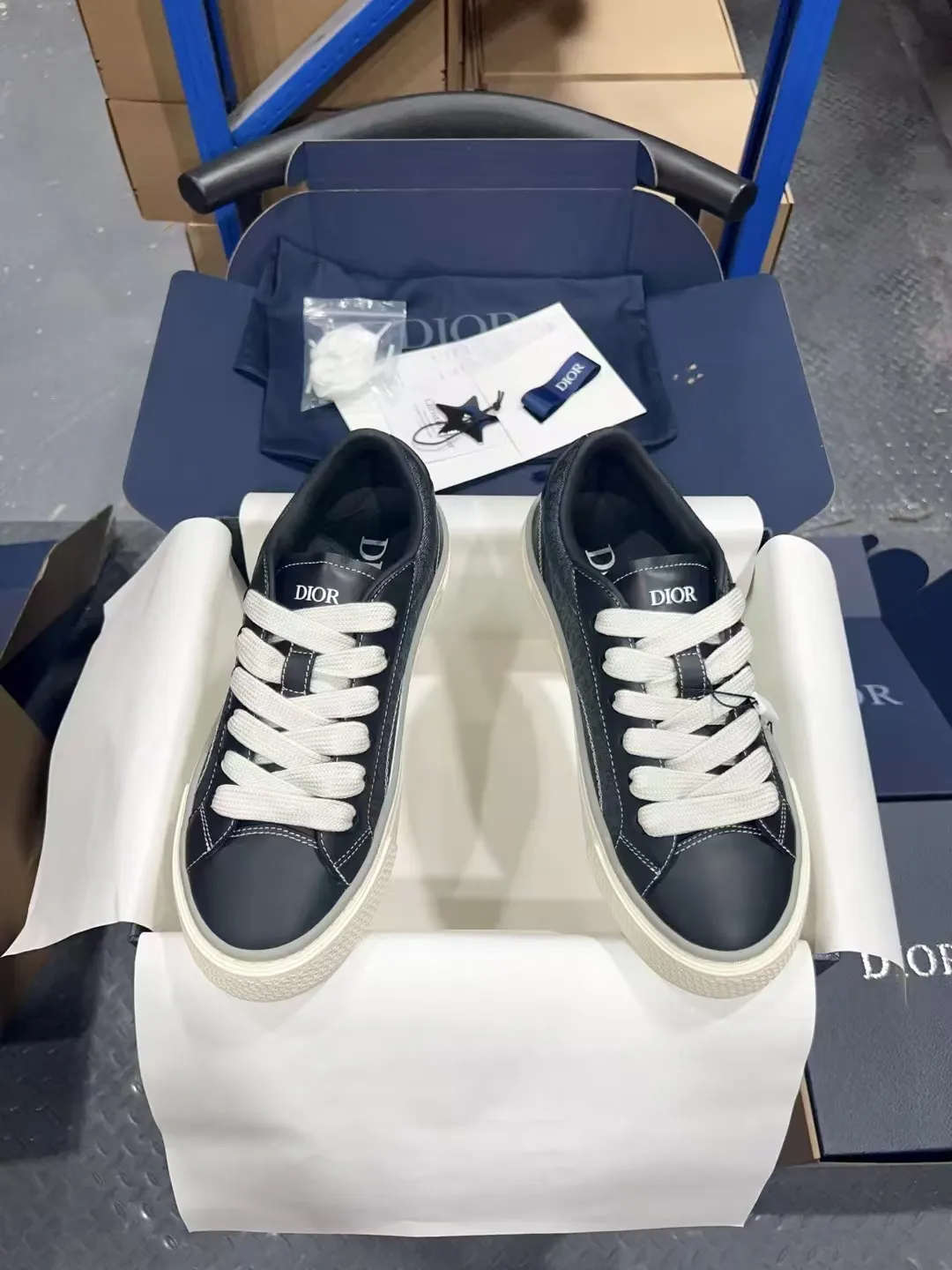 👟👟Ex-factory price 560👟👟 𝐃𝐢𝐨𝐫 𝐱 𝐒𝐭𝐨𝐧𝐞 𝐈𝐬𝐥𝐚𝐧𝐝 𝐁𝟯𝟯 Dior co-branded Stone Island new casual sports shoes Skateboard shoes 111111111 This B33 sneaker comes from the DIOR AND STONE ISLAND limited series. It is a new interpretation of the classic tennis shoe. The fashionable silhouette highlights the heavy texture. The black-dyed cotton has a delicate wash and soft texture, and is finished with the classic Oblique print on the sides, paying homage to the exceptional craftsmanship of the exclusive collaboration. The tongue is embossed with the Dior signature, while cannage panels on the front, DIOR AND STONE ISLAND signature on the back and insole. The rubber outsole features the Dior Oblique pattern, while a contrasting Dior 30 Avenue Montaigne signature on the rear adds style. It can add a modern touch to various casual looks, and can also be matched with other DIOR AND STONE ISLAND items. Exquisite packaging at the delivery counter🛍📦 Customized cowhide material, sheepskin lining, original molded outsole Size: 35-45